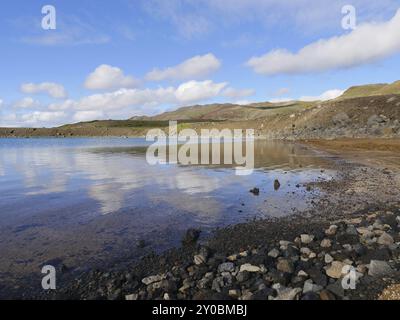 Il cratere d'esplosione Graenavatn pieno d'acqua in Islanda Foto Stock