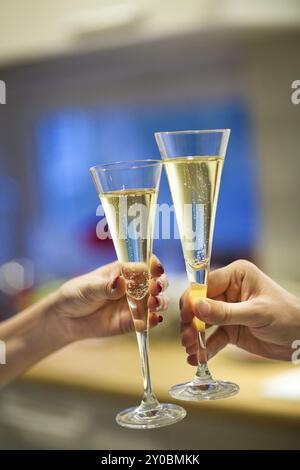 Bicchieri di champagne nell uomo e nella donna le mani. La datazione e il concetto di amore Foto Stock