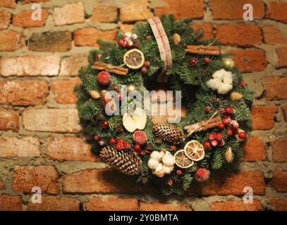 Corona di Natale sullo sfondo del muro di mattoni Foto Stock