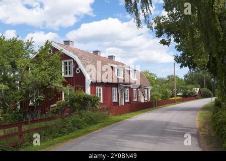 Vista sulla strada principale della piccola cittadina costiera di Pataholm, Svezia. Tipiche case in legno lungo la strada principale di Pataholm, Svezia, Europa Foto Stock