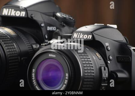 Nikon è una multinazionale giapponese con sede a Tokyo, in Giappone, specializzata in ottica e prodotti di imaging, tra cui fotocamere e fotocamere Foto Stock