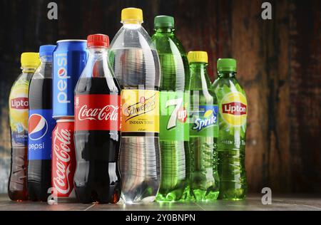 Bottiglie e lattine assortiti di global soft drinks Foto Stock