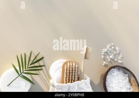 Accessori da bagno piatto su sfondo beige. Componenti naturali per la cura del corpo. Concetto sanitario, spazzola per denti in legno, spazzola per i piedi, tamponi in cotone, sapone. CE Foto Stock