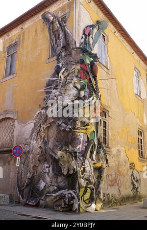 Punto di riferimento, Street art, graffiti, scultura Half Rabbit, artista Arturo Bordalo alias Bordalo II, Vila Nova de Gaia, quartiere di Porto, Portogallo, Europa Foto Stock