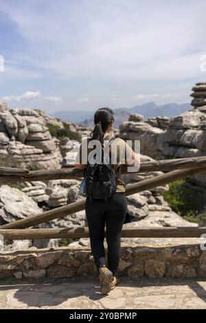 Donna che guarda le formazioni di roccia calcarea nella riserva naturale di El Torcal de Antequera, in Spagna Foto Stock