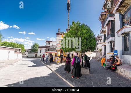 SHIGATSE, TIBET, CINA - 2 AGOSTO 2022: Pellegrino tibetano non identificato nel monastero di Tashilhunpo - Shigatse, Tibet Foto Stock