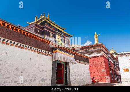 20 AGOSTO 2022, TIBET, CINA: Finestre del monastero di Tashilhunpo a Shigatse, Tibet. sfondo Foto Stock