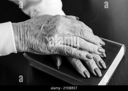 Un primo piano di una foto di un paio di mani usurate e invecchiate di una donna elementare Foto Stock