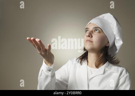 Desperate chef donna chiedendo a Dio di donare alimenti Foto Stock