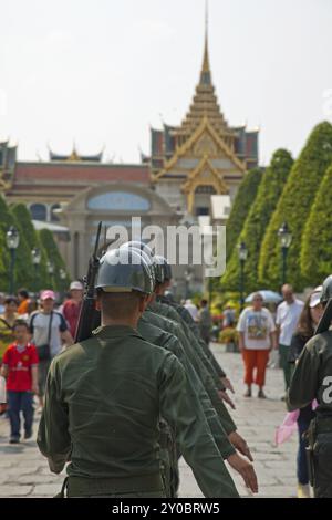 Guardia al Palazzo reale di Bangkok Foto Stock