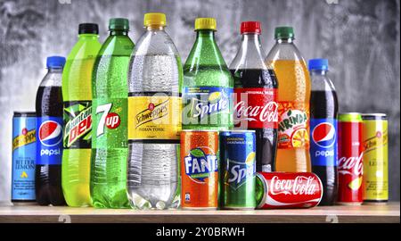 Bottiglie di global marchi di bevande analcoliche inclusi i prodotti della Coca Cola Company e Pepsico Foto Stock