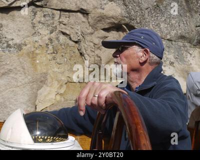 Lo skipper ha il timone in mano. mano ferma sul timone Foto Stock