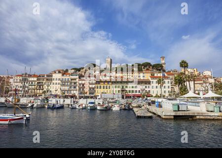 Cannes skyline della città sulla Costa Azzurra in Francia, le Suquet old town dal Vieux Port Foto Stock