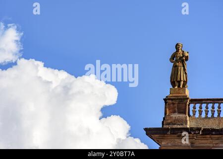 Statua sulla sommità dello storico edificio in stile barocco, nella città di Ouro Preto, Minas Gerais Foto Stock