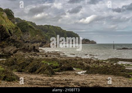 Un giorno nuvoloso sul canale di Bristol costa nella Combe Martin, North Devon, Inghilterra, Regno Unito Foto Stock