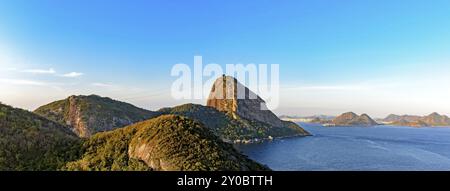 Vista dall'alto della collina del Pan di zucchero, della baia di Guanabara, del mare e delle colline e delle montagne di Rio de Janeiro con la città di Niteroi sullo sfondo Foto Stock