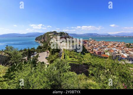 Nauplia o Nauplia, Grecia, città vecchia del Peloponneso panorama aereo con mare e montagne, Europa Foto Stock