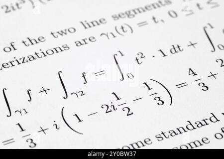 Equazioni matematiche su una carta della scuola Foto Stock