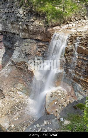 Cascata nella gola di Bletterbach vicino a Bolzano, alto Adige Foto Stock