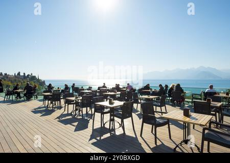 Antalya, Turchia, Novembeer 24, 2017: Tavoli e sedie disposti in un punto panoramico che si affaccia sulle montagne del Mar Mediterraneo, Foto Stock