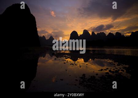 Tramonto sulle montagne calcaree carsiche di Xingping, Cina, una scena così bella che la stessa immagine è stampata sul retro di tutti i 20 yuan cinesi Foto Stock