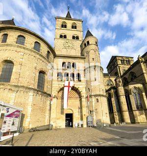 Ingresso principale portale della cattedrale della chiesa cattolica romana nella cattedrale alta di Treviri Chiesa di San Pietro a Treviri, la più antica chiesa episcopale di germi Foto Stock