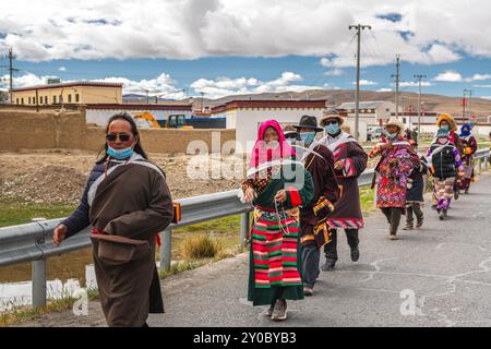 SHIGATSE, TIBET, CINA - 2 AGOSTO 2022: Pellegrini tibetani non identificati intorno al monastero di Sakya noto anche come Pel Sakya è un monastero buddista situato Foto Stock