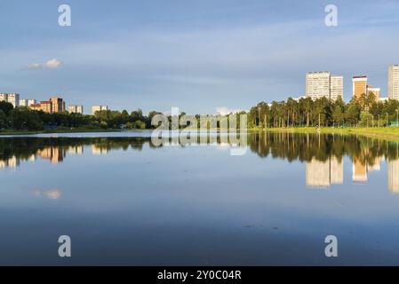 Scuola Lago alla luce del tramonto a Zelenograd di Mosca, Russia, Europa Foto Stock