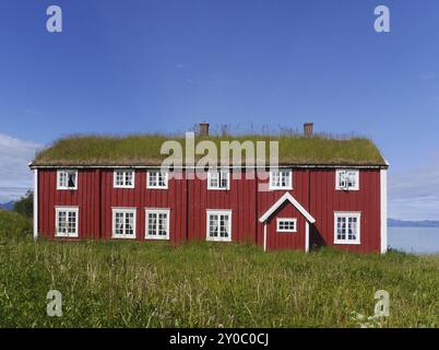 Questa casa in legno con tetto in erba si trova nel nord della Norvegia, sull'isola di Hinnoya, che fa parte di Vesteralen Foto Stock