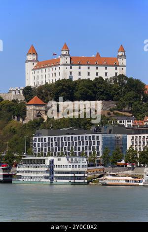 Slovacchia, Bratislava, vista della città dal Danubio con il castello di Bratislava su una collina, Europa Foto Stock