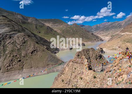 La Simila passano sopra il serbatoio Manla Gyantse County nella regione autonoma del Tibet, è situato a 4.200 m sopra il livello del mare. Foto Stock