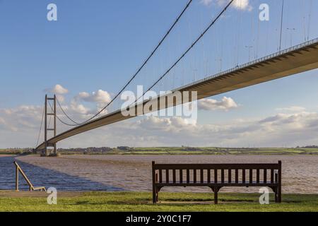 Una panchina sulla riva del ponte Humber a Hessle, East Riding of Yorkshire, Regno Unito, guardando verso Barton-upon-Humber Foto Stock