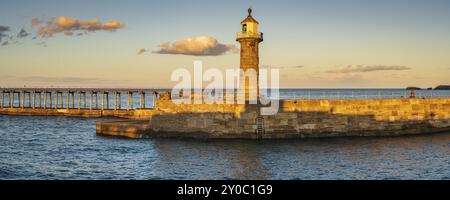 Il porto di Whitby Faro Est nel North Yorkshire, Inghilterra, Regno Unito Foto Stock