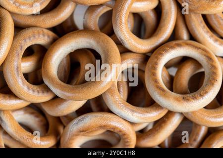 bagel di prodotti a base di farina solida, bagel secchi di piccole dimensioni, dessert fresco e non dolce per il tè Foto Stock