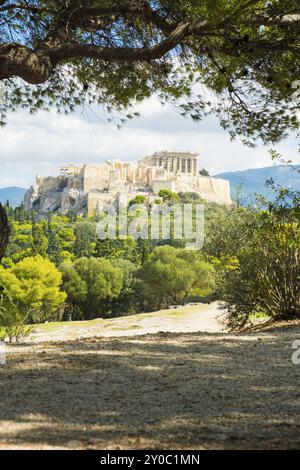 Vista incorniciata del Partenone all'acropoli visto dalla collina di Filopappou ad Atene, in Grecia. In verticale Foto Stock