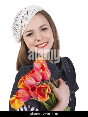 Giovane ragazza bruna in stile parigino con fiori di tulipani Foto Stock