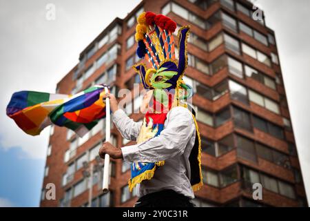 Bogotà, Colombia. 28 luglio 2024. Artisti e ballerini partecipano a una parata "comparsas" che celebra il 486° compleanno di Bogotà, Colombia, il 31 agosto 2024. Foto di: Cristian Bayona/Long Visual Press credito: Long Visual Press/Alamy Live News Foto Stock