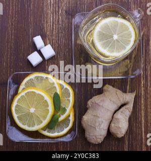 Tazza di tè allo zenzero con limone e miele su sfondo scuro, vista dall'alto Foto Stock