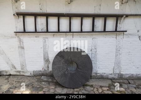 Una mola in piedi e una scala di legno sospesa Foto Stock