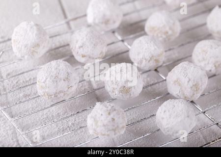 Greco tradizionali biscotti di Natale con mandorle snowball su sfondo bianco Foto Stock