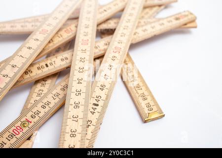 Sfondo astratto con un misuratore di legno aggrovigliato, primo piano Foto Stock