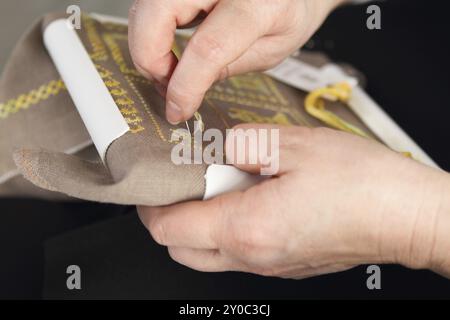 Il processo di lavorazione su un pezzo di ricamo. Close up Foto Stock