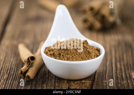 Fatta fresca cannella in polvere su un sfondo vintage (close-up shot) Foto Stock