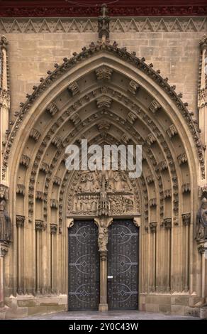 Portale ovest, timpano con raffigurazione del giudizio universale, Cappella di Santa Maria, Wuerzburg, bassa Franconia, Baviera, Germania, Europa Foto Stock