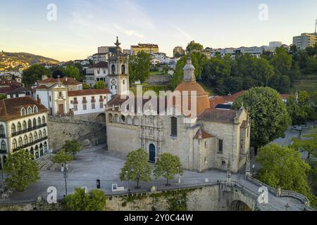 Amarante drone vista aerea con bella chiesa e ponte in Portogallo all'alba Foto Stock