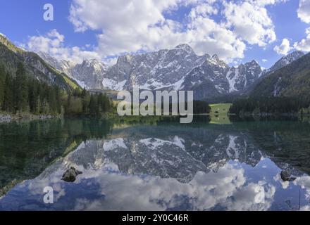 La catena montuosa del Mangart si riflette nel lago Fusine, Tarvisio, provincia di Udine, Italia, Europa Foto Stock