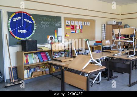 Classe di quarta elementare, dopo la scuola, l'edificio è più vecchio ma in buone condizioni, con materiali didattici moderni Foto Stock