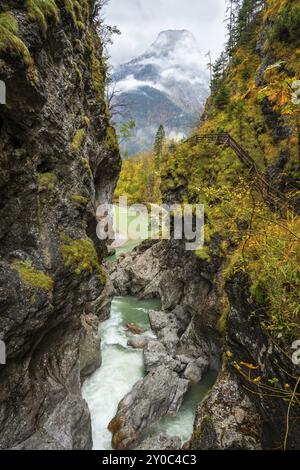 Il fiume Lammer nella gola di Lammerklamm, vista dal Ponte alto, il ponte pedonale sul fiume. Il percorso attraverso la gola sulla destra. Il Tenn Foto Stock
