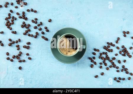 Tazza di caffè e chicchi di caffè, getto piatto su sfondo blu, design del banner del menu Foto Stock