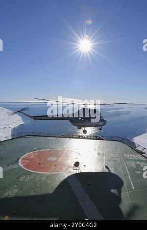 Atterraggio in elicottero sulla rompighiaccio, Snow Hill Island, Penisola Antartica, Antartide Foto Stock